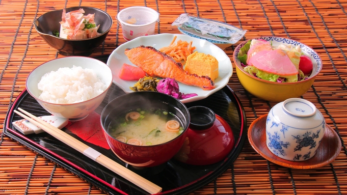 【朝食付き】琥珀色の温泉と無添加コラーゲンたっぷりの水炊きスープで心と体を満たし出発♪